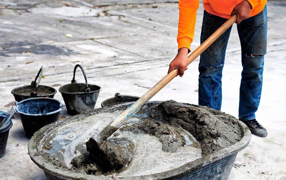 Процесс замешивания бетона